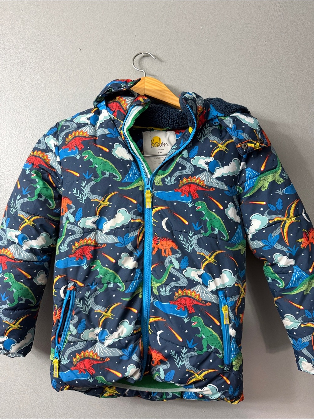 Boden Navy Dino-Print Puffer Jacket with Bright Multicolor Dinosaurs 8/9